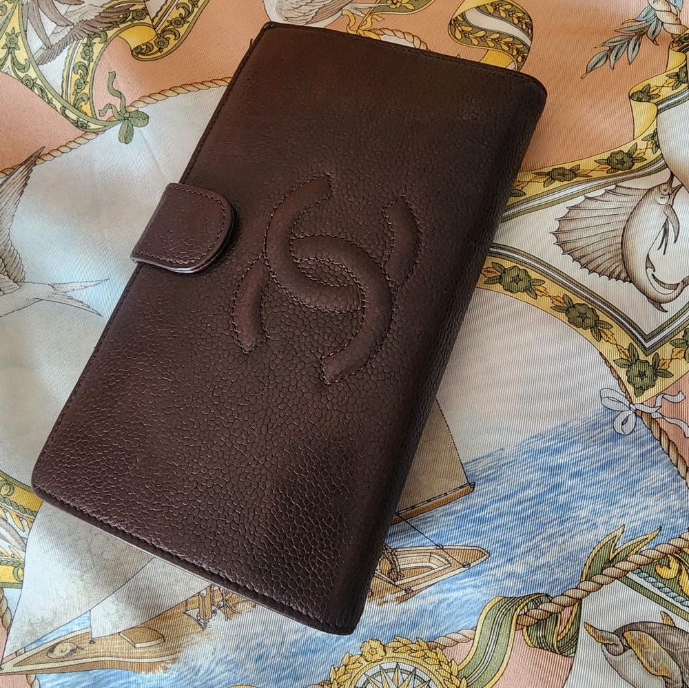 Chanel CC Embossed Caviar brown leather wallet - Picture 3 of 12